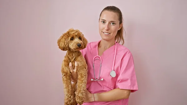 Mulher Caucasiana Jovem Com Cão Veterinário Sorrindo Cão Segurando Confiante — Fotografia de Stock