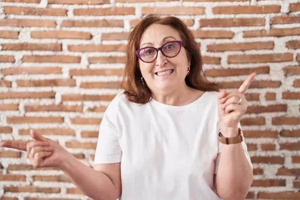 Mujer Mayor Con Gafas Pie Sobre Pared Ladrillos Sonriendo Confiado —  Fotos de Stock