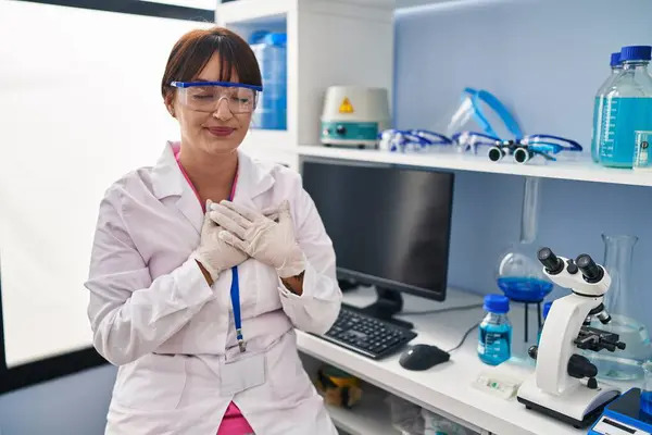 Laboratuvarda Çalışan Esmer Bir Kadın Elleri Göğsünde Gözleri Kapalı Gülümsüyor — Stok fotoğraf