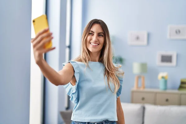 Młoda Kobieta Zrobić Selfie Przez Smartfona Stojącego Domu — Zdjęcie stockowe
