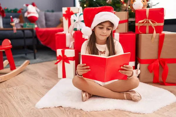 Sevimli Spanyol Kız Kitap Okuyor Evdeki Noel Ağacının Yanında Oturuyor — Stok fotoğraf