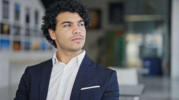 Νεαρός Λατίνος Επιχειρηματίας Που Κάθεται Στο Τραπέζι Χαλαρή Έκφραση Στο — Φωτογραφία Αρχείου