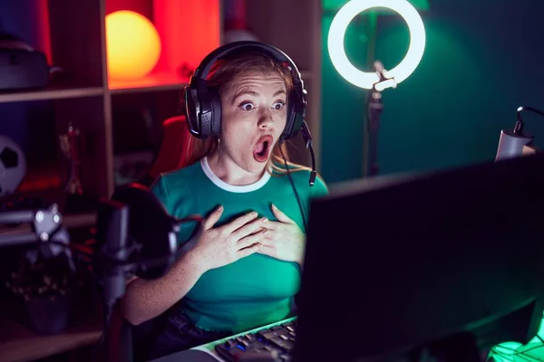 Redhead Woman Playing Video Games Scared Amazed Open Mouth Surprise — Stock Photo, Image