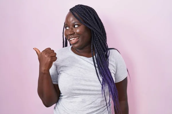 Joven Mujer Africana Pie Sobre Fondo Rosa Sonriendo Con Cara — Foto de Stock