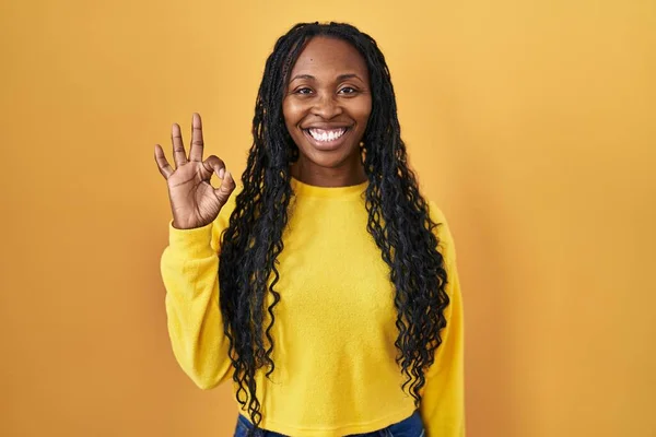 Mujer Africana Pie Sobre Fondo Amarillo Sonriendo Positiva Haciendo Signo — Foto de Stock
