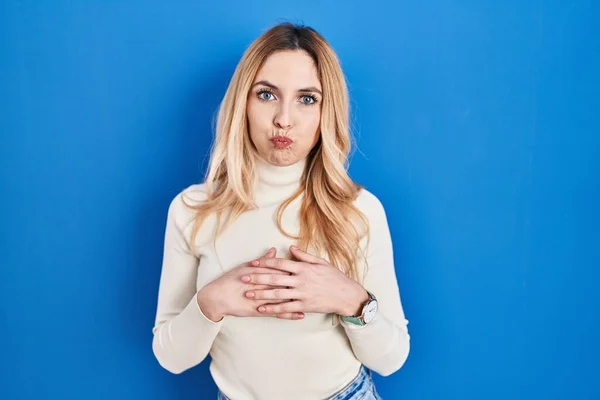 Young Caucasian Woman Standing Blue Background Puffing Cheeks Funny Face — Stock Photo, Image