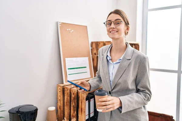 Young Caucasian Woman Business Worker Using Smartphone Drinking Coffee Office — Stock Photo, Image