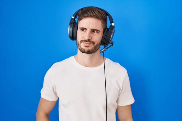 Іспаномовний Чоловік Бородою Слухає Музику Навушниках Посміхаючись Дивиться Бік Дивиться — стокове фото