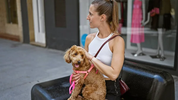 Joven Mujer Caucásica Con Perro Sentado Banco Sonriendo Abrazando Calle —  Fotos de Stock