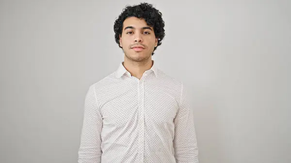 Молодий Латинський Чоловік Стоїть Серйозним Виразом Над Ізольованим Білим Тлом — стокове фото