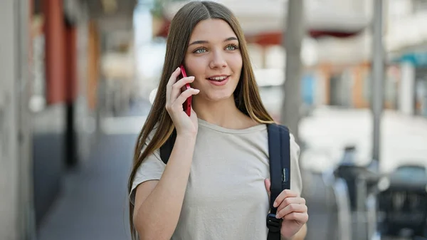 Sırt Çantası Takan Genç Güzel Bir Kız Sokakta Akıllı Telefondan — Stok fotoğraf
