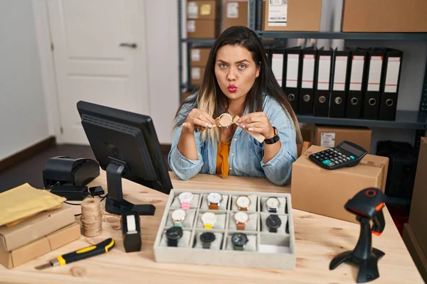 Young Hispanic Woman Working Small Business Ecommerce Selling Watches Skeptic — ストック写真