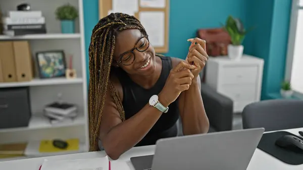 Trabajadora Negocios Afroamericana Usando Laptop Sonriendo Oficina — Foto de Stock