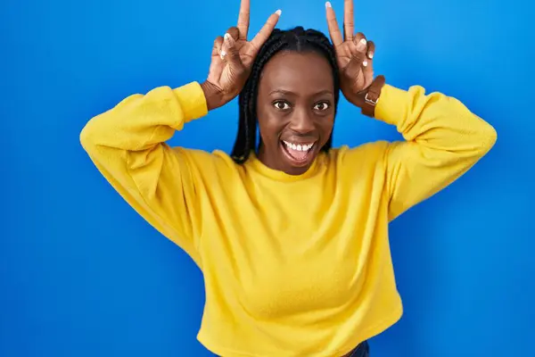 Mooie Zwarte Vrouw Staande Blauwe Achtergrond Poseren Grappig Gek Met — Stockfoto