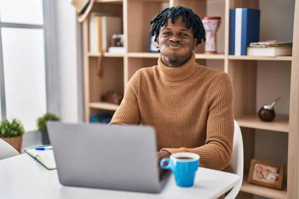 Mladý Afričan Dredy Pracuje Počítačovým Laptopem Čechrá Tváře Legračním Obličejem — Stock fotografie