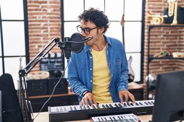 Young Hispanic Man Musician Singing Song Playing Piano Keyboard Music — Foto de Stock