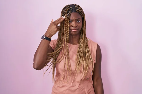 Африканская Американка Плетеными Волосами Стоящая Розовом Фоне Стреляя Убивая Себя — стоковое фото