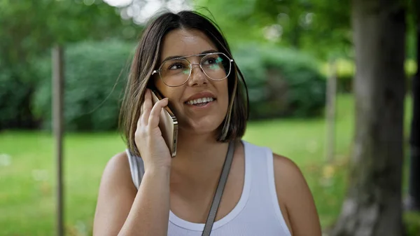 Jonge Mooie Spaanse Vrouw Glimlachend Gelukkig Spreken Aan Telefoon Het — Stockfoto