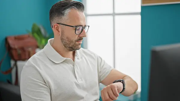Hombre Pelo Gris Trabajador Negocios Utilizando Computadora Mirando Reloj Oficina — Foto de Stock