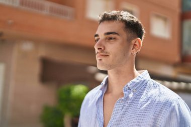 Sokakta duran gevşek yüzlü İspanyol genç adam.