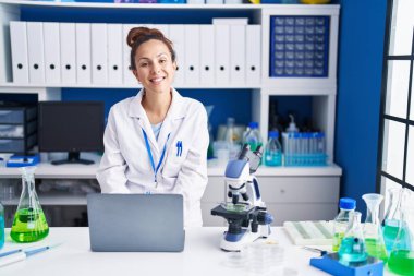 Laboratuvarda çalışan genç bilim kadını.