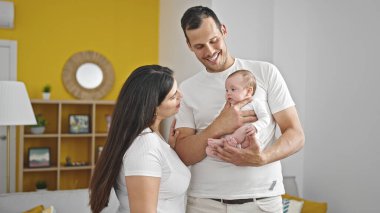 Evde duran üç kişilik aile.