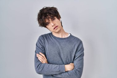 İzole edilmiş arka planda duran genç adam uykulu ve yorgun görünüyor, yorgunluktan yorgun ve akşamdan kalma, sabahları tembel gözler.. 