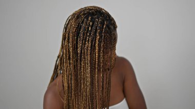 Ciddi bir yüzü ve izole edilmiş beyaz arka planı olan Afrika kökenli Amerikalı kadın.