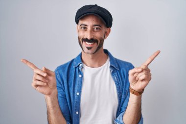 İzole edilmiş arka planda duran sakallı, kendine güvenen farklı yönleri gösteren İspanyol bir adam. reklam için kopyalama alanı 