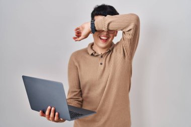 İkili bilgisayar kullanmayan, güler yüzlü, güler yüzlü, yüzünü gösteren bir yuhalama oyunu oynayan biri. Şaşırdım ve çıktım. 