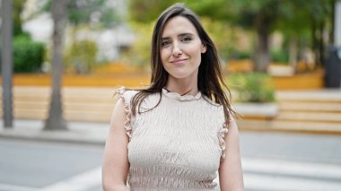 Sokakta kendine güvenen güzel İspanyol bir kadın.