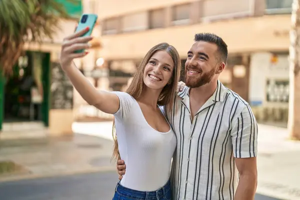 Muž Žena Pár Usměvavý Jistý Aby Selfie Podle Smartphone Ulici — Stock fotografie