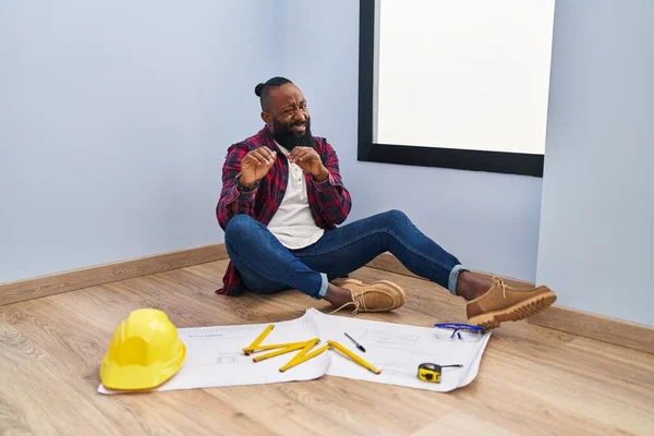 Afroameričan Sedící Podlaze Novém Domově Dívající Plány Znechuceného Výrazu Rozmrzelý — Stock fotografie