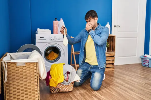 Ung Latinamerikansk Man Luktar Smutsig Strumpa Tvättstugan — Stockfoto