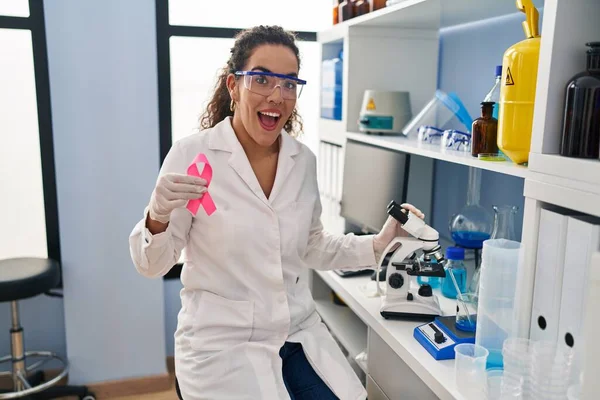 Jovem Hispânica Trabalhando Laboratório Cientistas Procura Cura Para Câncer Mama — Fotografia de Stock
