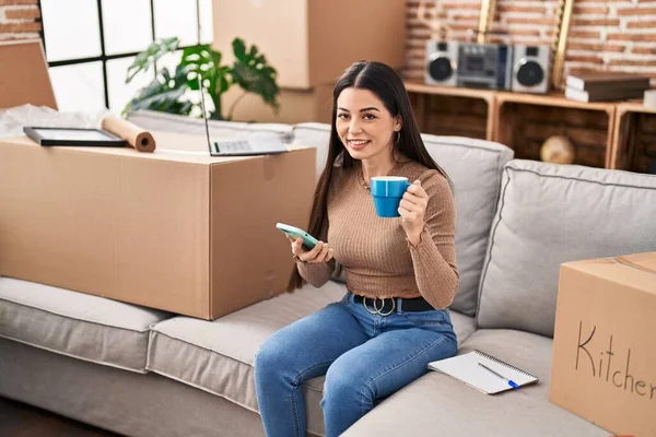Young Beautiful Hispanic Woman Drinking Coffee Using Laptop New Home — Stock fotografie