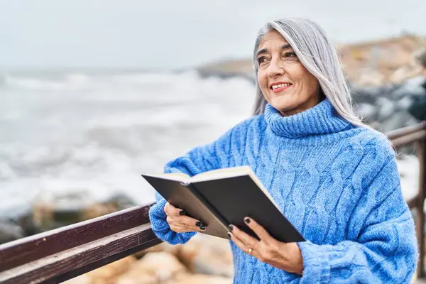Mujer Pelo Gris Mediana Edad Sonriendo Libro Lectura Segura Orilla —  Fotos de Stock
