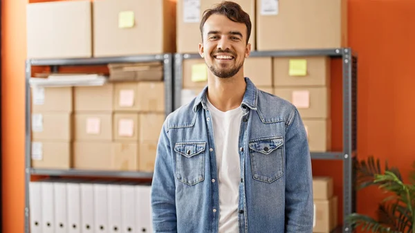 Young Hispanic Man Ecommerce Business Worker Smiling Confident Office — Stok fotoğraf