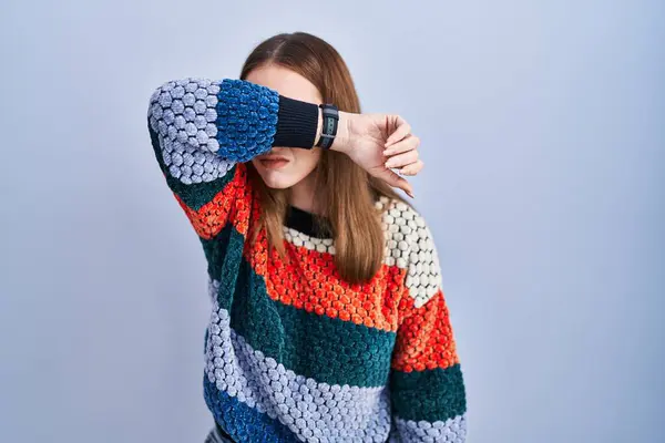 Menina Hispânica Jovem Sobre Fundo Azul Cobrindo Olhos Com Braço — Fotografia de Stock