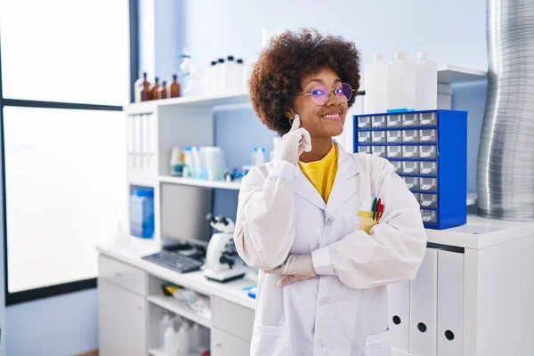 Joven Mujer Afroamericana Que Trabaja Laboratorio Científico Sonriendo Mirando Confiada —  Fotos de Stock