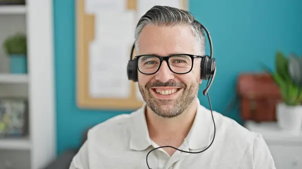 Hombre Pelo Gris Trabajador Negocios Con Auriculares Oficina —  Fotos de Stock