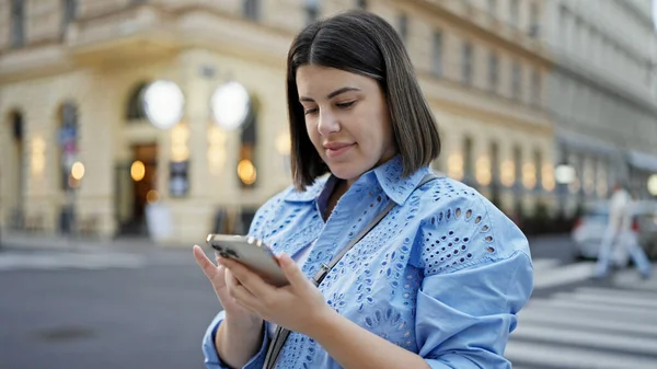在维也纳的街上 年轻美丽的惊慌失措的女人用智能手机高兴地微笑着 — 图库照片