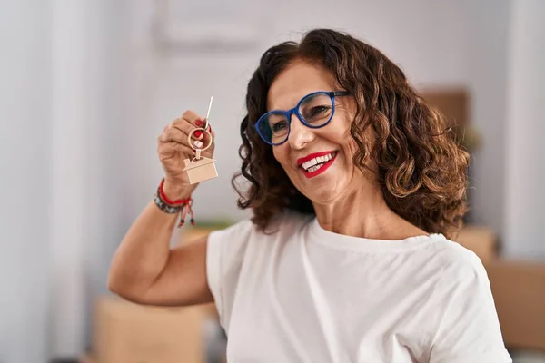Middle Age Hispanic Woman Smiling Showing House Keys New Home — Stock fotografie