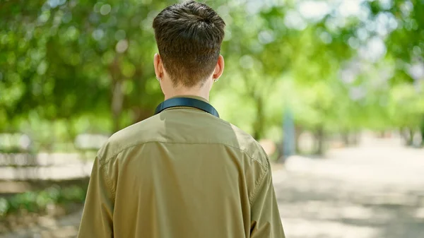 Parkta Kulaklık Takmış Genç Bir Spanyol — Stok fotoğraf