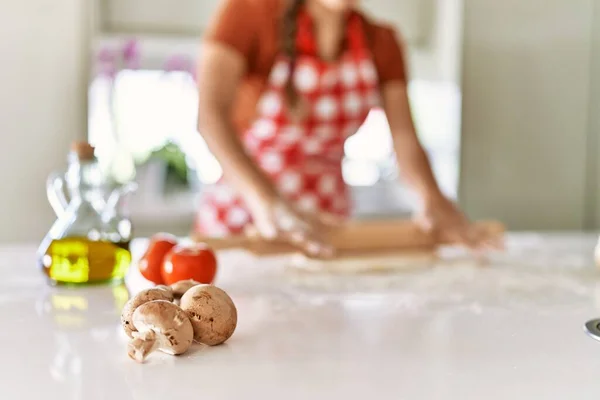 年轻美丽的惊慌失措的女人跪在厨房里做面团披萨 — 图库照片