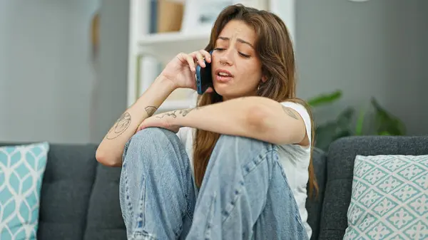 Jovem Bela Mulher Hispânica Falando Smartphone Com Expressão Triste Casa — Fotografia de Stock