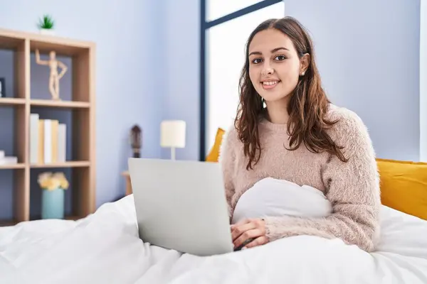 Young Beautiful Hispanic Woman Using Laptop Sitting Bed Bedroom — Fotografia de Stock