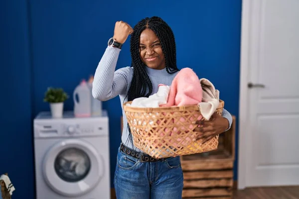 Afrikansk Amerikansk Kvinna Håller Tvättkorg Irriterad Och Frustrerad Skrika Med — Stockfoto