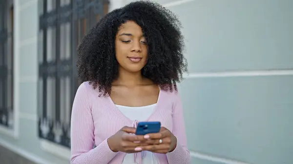 Afrikansk Amerikansk Kvinna Använder Smartphone Med Allvarliga Uttryck Gatan — Stockfoto