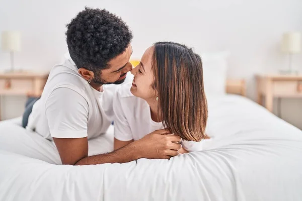 Man Woman Couple Smiling Confident Lying Bed Bedroom — Stockfoto